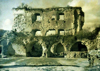 Französische Soldaten im Hof eines stark beschädigten Schlosses, das 1917 von deutschen Soldaten gesprengt wurde, Coucy-le-Chateau-Auffrique, Aisne, Frankreich, 1918 (Autochrom)